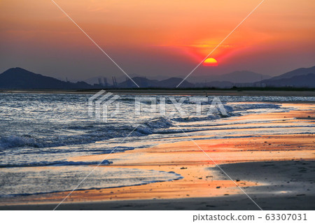 Sunset landscape radiating the evening glow over Dadaepo beach Sunset landscape radiating the evening glow over Dadaepo beach 63307031