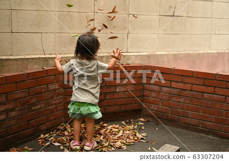 女孩玩落葉 女孩玩落葉 63307204