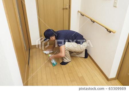 House cleaning male worker cleaning floor 63309989