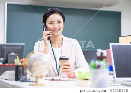 老師在員工室喝咖啡時打電話 63310536