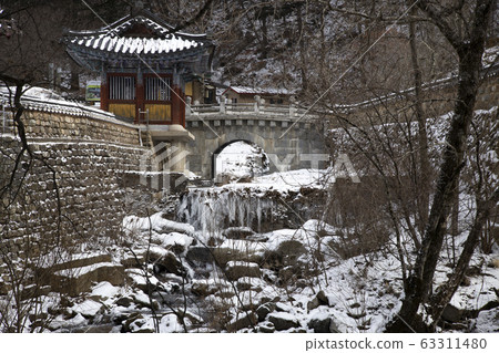 正巖寺山谷中的石橋 正巖寺山谷中的石橋 63311480