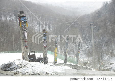Jangseung standing on the roadside 63311897