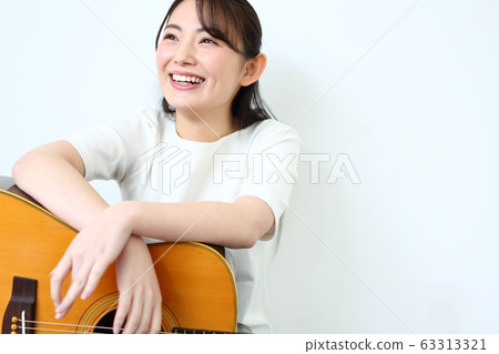 民謠吉他的女人 63313321