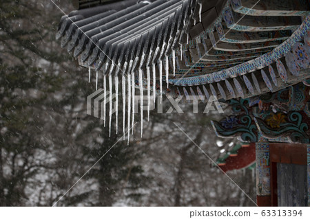 靜e的冬天，醜陋的盡頭掛著冰柱 63313394