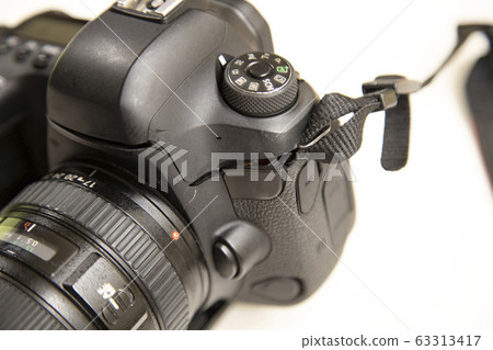 Broken DSLR camera Broken DSLR camera 63313417