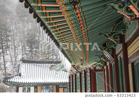 Jeongeumsa winter with icicles hanging on the end of ugly 63313423