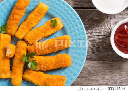 Fried fish sticks ( fingers ) or chicken nugget Fried fish sticks ( fingers ) or chicken nugget 63313544