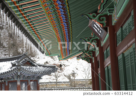 靜e的冬天，醜陋的盡頭掛著冰柱 63314412