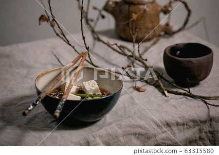 Tofu miso soup 63315580