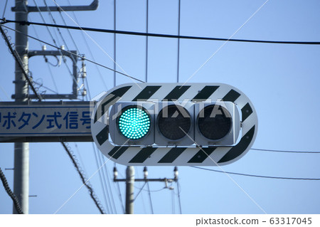 Green traffic light 63317045