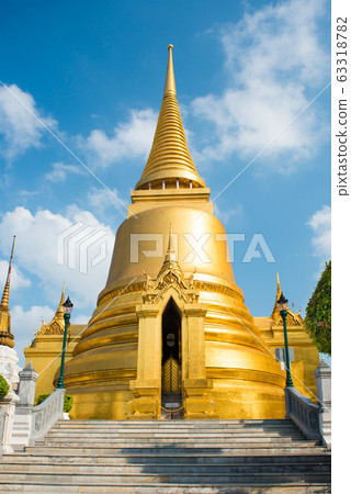 View of gold stupa near Temple of Emerald Buddha 63318782