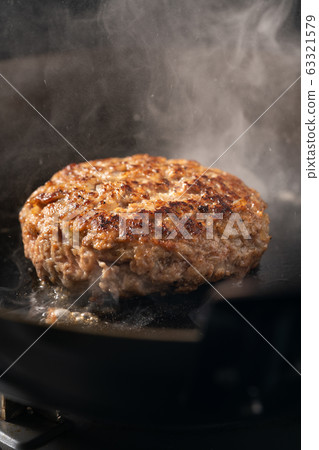 Baking the hamburger in a frying pan 63321579