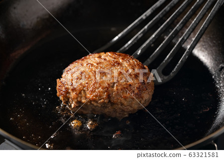 Baking the hamburger in a frying pan 63321581