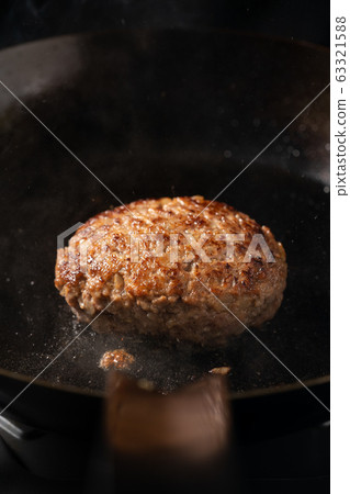 Baking the hamburger in a frying pan Baking the hamburger in a frying pan 63321588