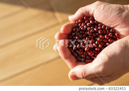 Azuki, red beans, beans, hands (female) Azuki, red beans, beans, hands (female) 63322451