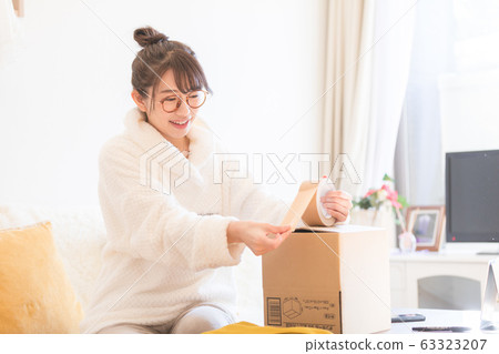 young woman      63323207