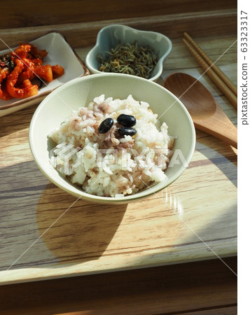 亞洲食品豆、混合穀物米和配菜 亞洲食品豆、混合穀物米和配菜 63323317