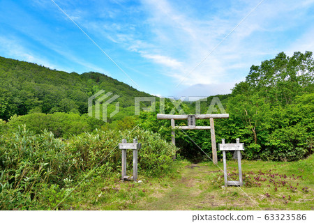 Torii at Sukayu Yakushi Shrine Torii at Sukayu Yakushi Shrine 63323586