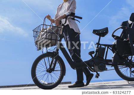 騎自行車的女人 63324277
