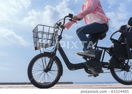 騎自行車的女人 63324405