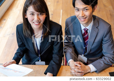 輪椅男人和同事女人企業形象 輪椅男人和同事女人企業形象 63329002