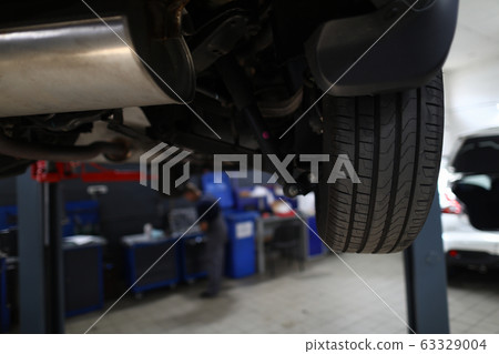 Professional workshop for damaged vehicle 63329004