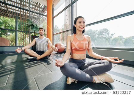 Young people learning how to meditate 63333237