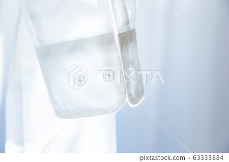 洗滌和乾燥白襯衫,襯衫和Y卹 洗滌和乾燥白襯衫,襯衫和Y卹 63333884