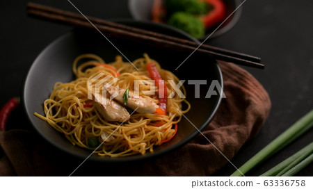 Close up view of Schezwan Noodles in black bowl 63336758