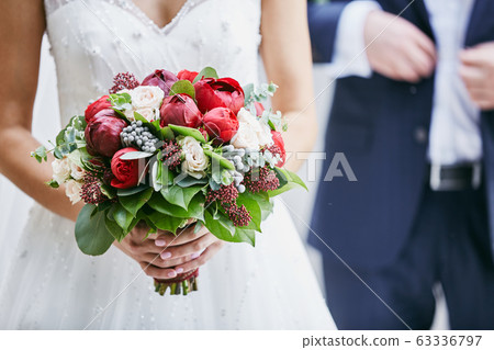 wedding bouquet in bride's hands wedding bouquet in bride's hands 63336797