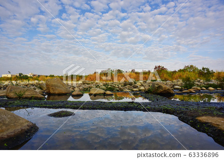 在河的表面上，天空在天空之上，天空在天空之上，天空在反射表面之上。 63336896