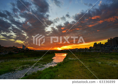 在河面上，太陽從天際線升起，美麗的橘橘紅ya在水面上反射。 63336899