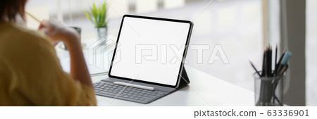 Cropped shot of female entrepreneur focusing on Cropped shot of female entrepreneur focusing on 63336901