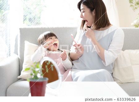 Toothpaste, girl, mom 63339626