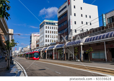 在富山,高岡和末廣運行的Manyo Line Aitram 在富山,高岡和末廣運行的Manyo Line Aitram 63339828
