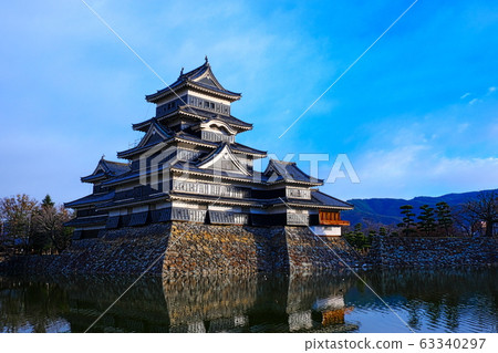 長野縣松本城和冬雲 63340297