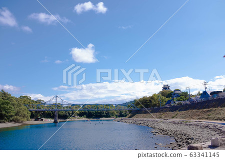 城堡和河邊 城堡和河邊 63341145