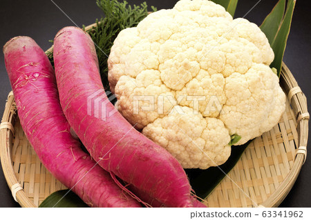 Red turnips and cauliflower 63341962