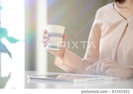 年輕女商人企業圖像咖啡 63342981