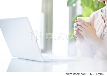 年輕女商人企業圖像咖啡 年輕女商人企業圖像咖啡 63342982