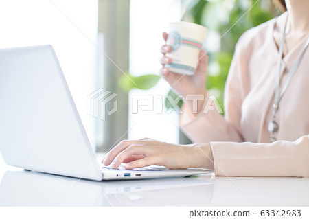年輕女商人企業圖像咖啡 年輕女商人企業圖像咖啡 63342983