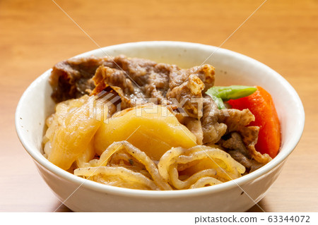 經典的日本家常菜“肉馬鈴薯”。 63344072