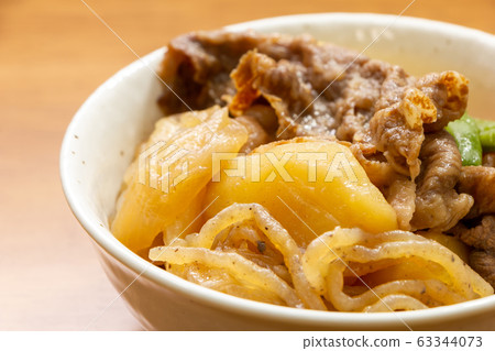 A standard Japanese home-cooked "meat and potato" is up. 63344073