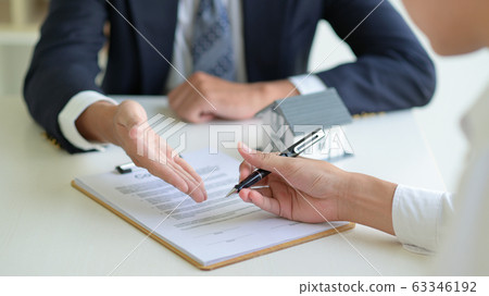 The home broker recommends the client to sign the The home broker recommends the client to sign the 63346192