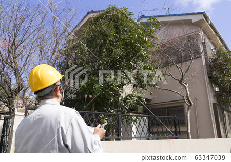 Businessmen in housing and helmets Field survey 63347039