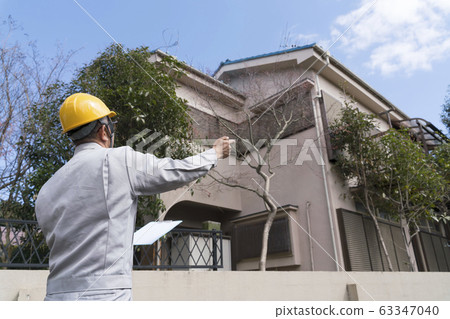 Housing and helmet businessmen field survey pointing Housing and helmet businessmen field survey pointing 63347040