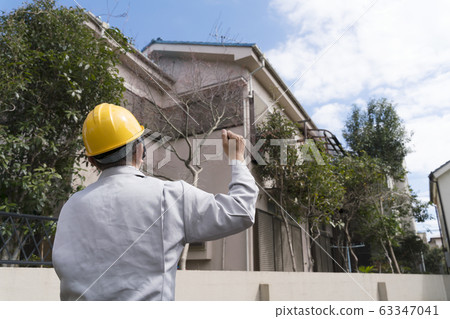 Housing and helmet businessman field survey guts pose 63347041
