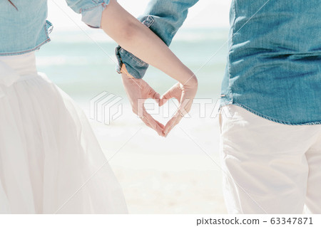一對情侶手牽著手 一對情侶手牽著手 63347871