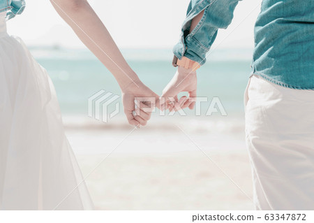 一對情侶手牽著手 一對情侶手牽著手 63347872