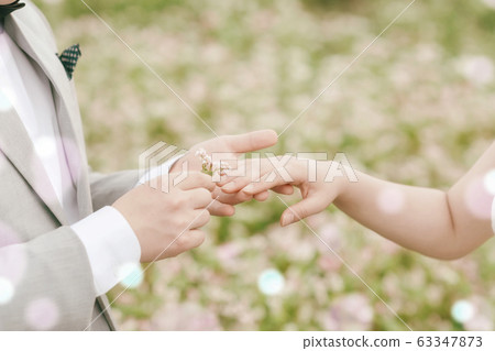 一對情侶手牽著手 一對情侶手牽著手 63347873